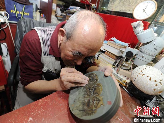 古稀匠人巧手赋予顽石生命砚雕40年热情不减