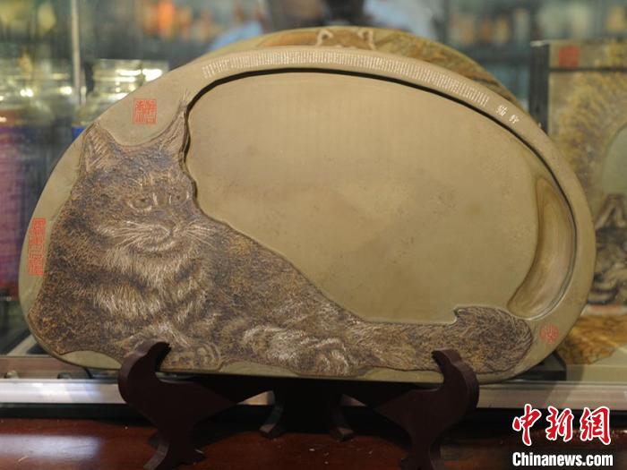 古稀匠人巧手赋予顽石生命砚雕40年热情不减