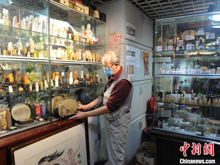 古稀匠人巧手赋予顽石生命砚雕40年热情不减