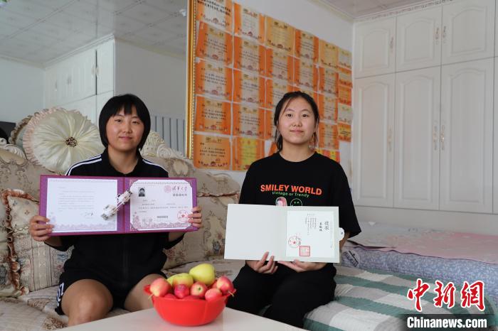 内蒙古农家双胞胎齐上名校：一起出生一起成长