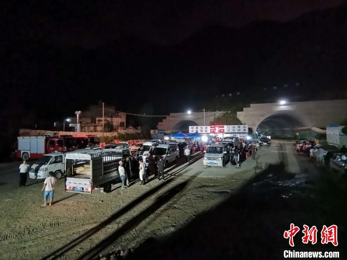 广西乐业隧道塌方事故9名工人被困救援紧张进行