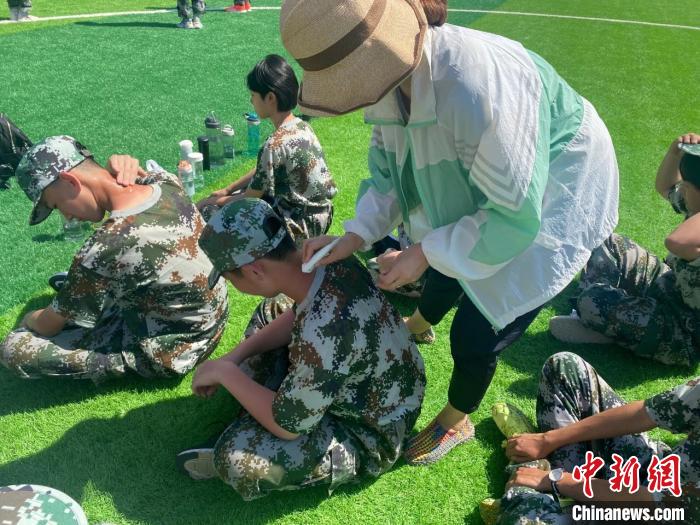 “00后”开启军训新模式“吃苦”“养生”两不误