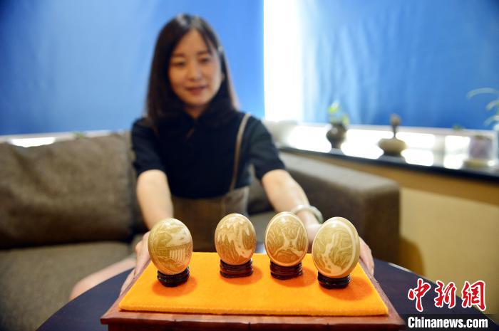 湖北一“80后”自学蛋雕传承“毫厘技艺”