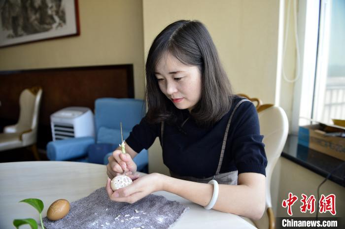 湖北一“80后”自学蛋雕传承“毫厘技艺”