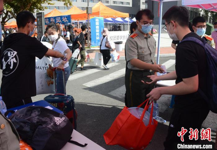 大连东软信息学院迎新出新招十分钟完成“一站式”报到