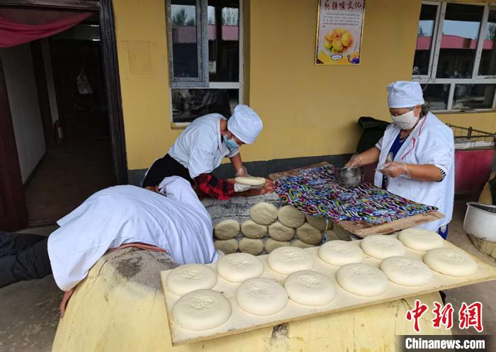 新疆乡村成立打馕专业合作社搭建平台助村民就业增收