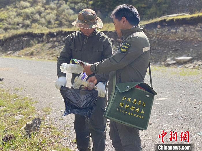 “中国湿岛”守护者：日行50公里翻山越岭只为守护家园