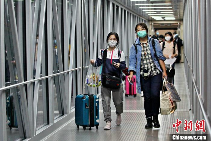 重庆发出疫情以来国内航空公司执行的首个国际复学包机直飞航班