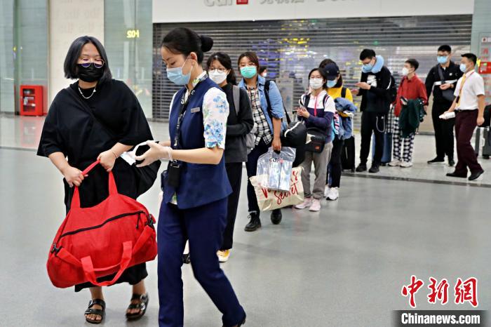 重庆发出疫情以来国内航空公司执行的首个国际复学包机直飞航班