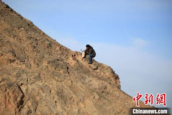 青年画师“原汁原味”绘壁画：遵循古法守“敦煌记忆”