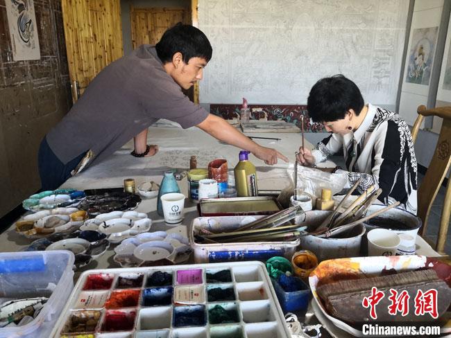 青年画师“原汁原味”绘壁画：遵循古法守“敦煌记忆”