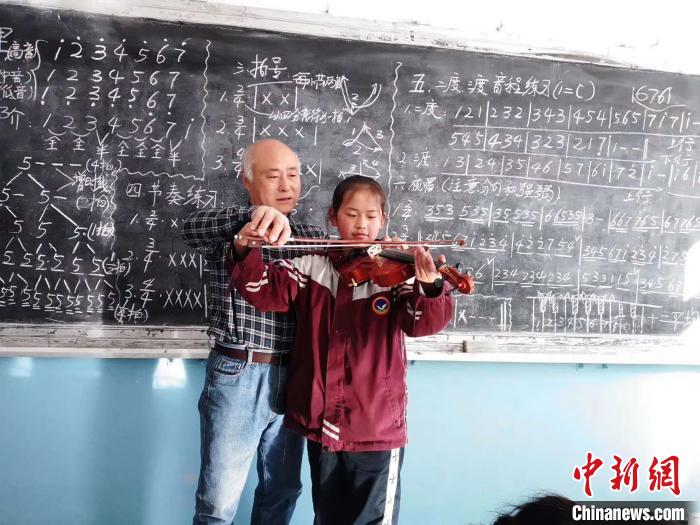 上海六旬教师二赴高原圆孩子“音乐梦”