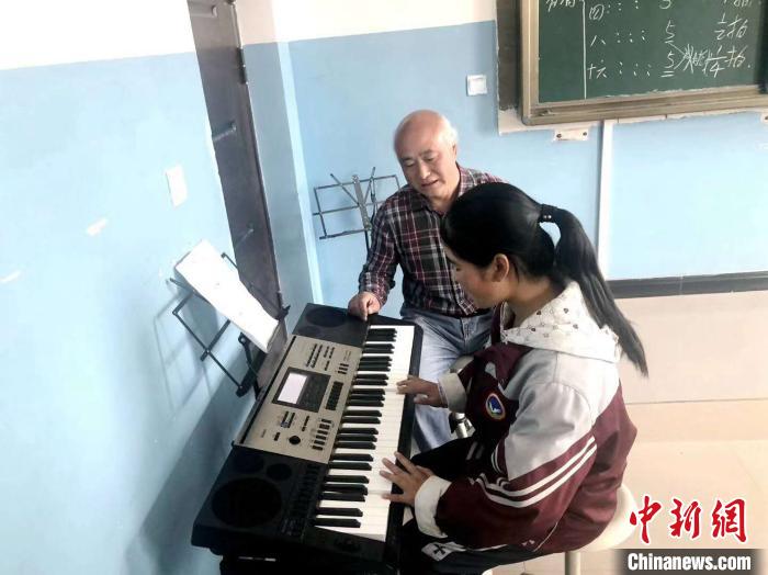 上海六旬教师二赴高原圆孩子“音乐梦”