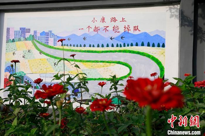 忙时拿锄闲执笔：吉林“农民画家”描绘美丽乡村
