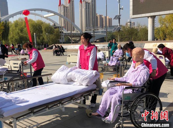 甘肃促家政服务业发展：建信用体系技能扶贫逾5万人