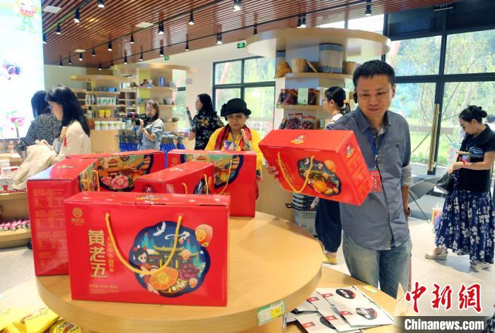 海外华文媒体走进内江威远体验“穹窿地貌”别样旅游