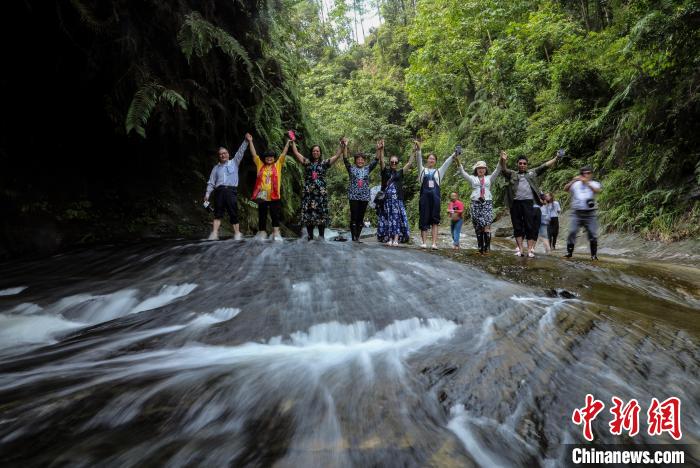 海外华文媒体走进内江威远体验“穹窿地貌”别样旅游