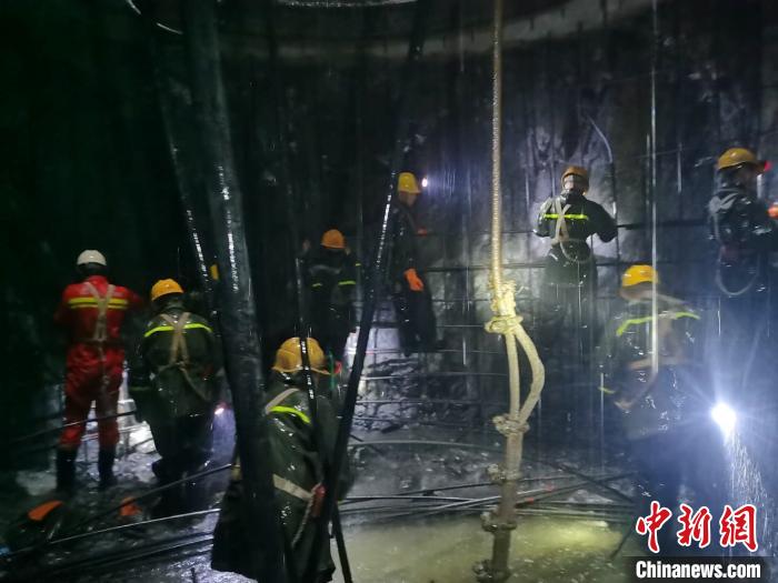 大瑞铁路高黎贡山隧道副井掘砌到底：764.74米的“地心之旅”