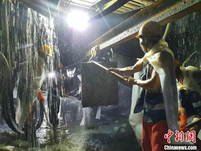 大瑞铁路高黎贡山隧道副井掘砌到底：764.74米的“地心之旅”