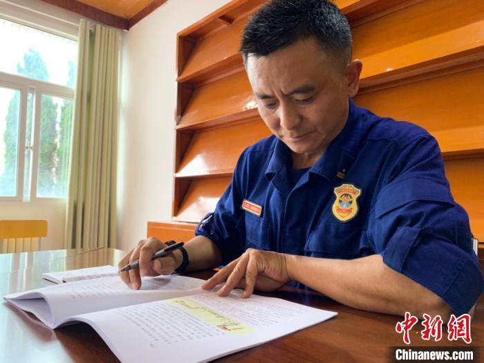 裁判“黑旋风”：见证比武场上消防员训练成长的过程