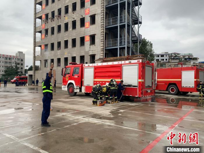 裁判“黑旋风”：见证比武场上消防员训练成长的过程