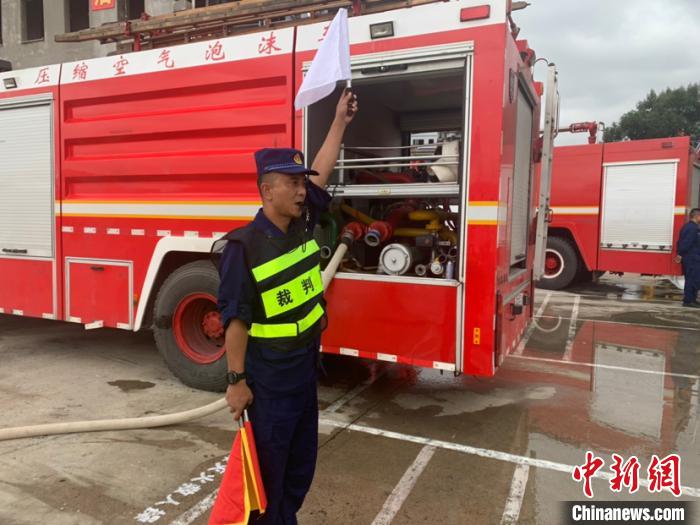 裁判“黑旋风”：见证比武场上消防员训练成长的过程