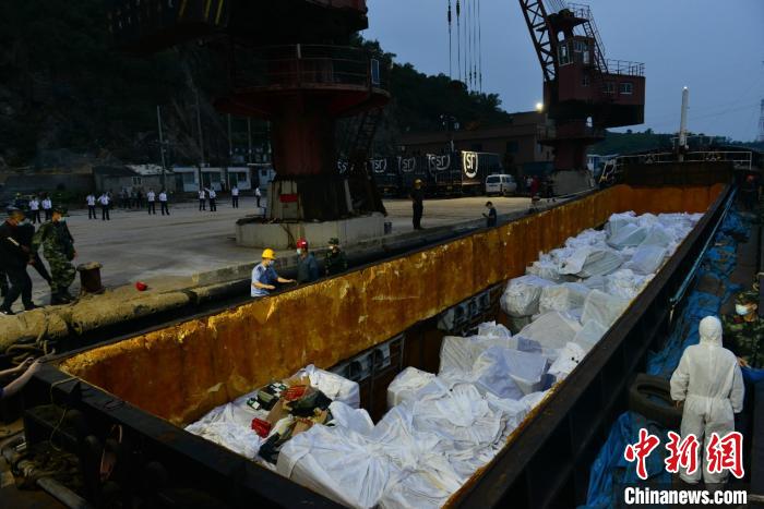 浙江查获特大海上运输假私烟案案值六千余万元