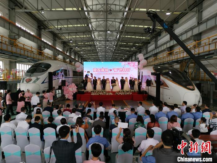 长三角铁路12对新人缘定上海举行集体婚礼