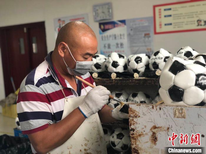 江苏泗阳王码村的小康“密码”：手工缝制足球销往世界各地