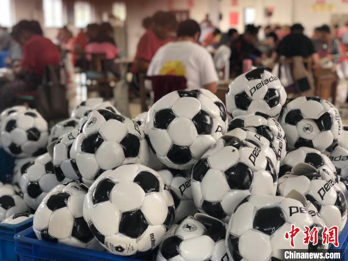 江苏泗阳王码村的小康“密码”：手工缝制足球销往世界各地