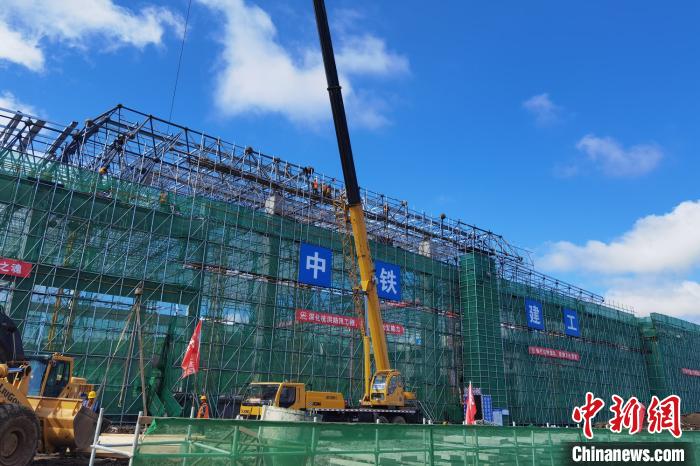 中国最北高铁首座钢结构屋面站房主体结构完工