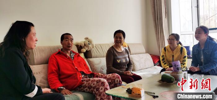 丝路小城创新“时间银行”：存爱心时长换得“晚年服务”