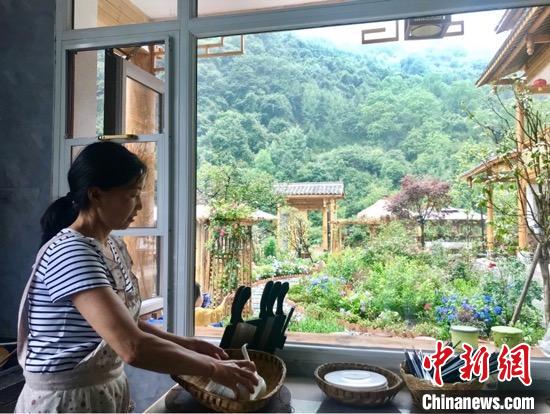 甘肃铁楼藏族乡白马姑娘直言：若在以前，这会是个“稀罕事”