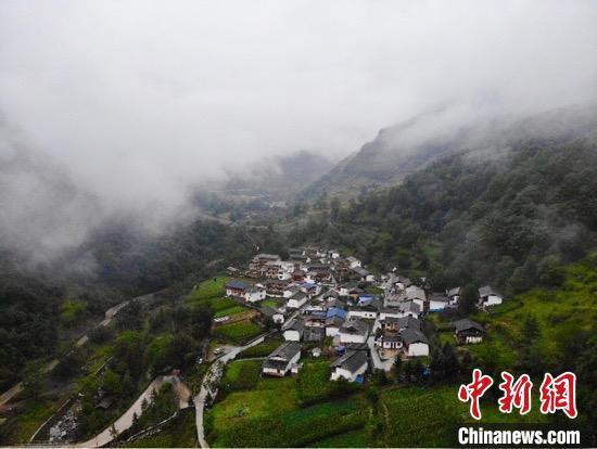 甘肃铁楼藏族乡白马姑娘直言：若在以前，这会是个“稀罕事”