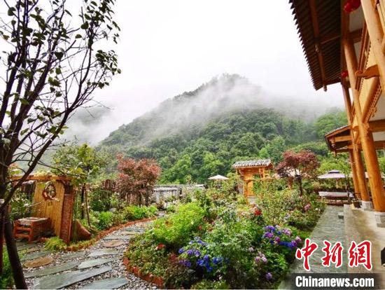 甘肃铁楼藏族乡白马姑娘直言：若在以前，这会是个“稀罕事”