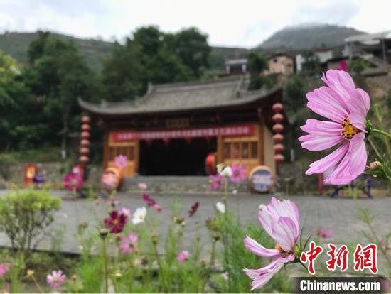 甘肃铁楼藏族乡白马姑娘直言：若在以前，这会是个“稀罕事”