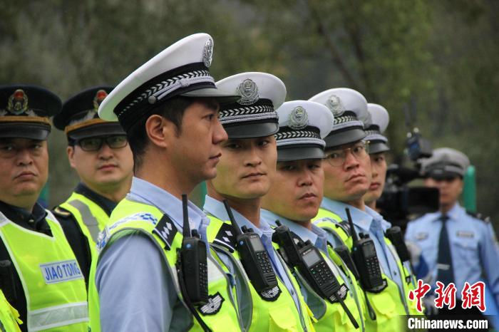 西安高速交警：5项措施为长假高速交通“解压”