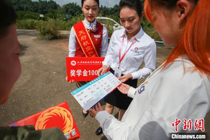 四川一高校录取通知书“走红”：无人机派送“机票”附赠飞机餐