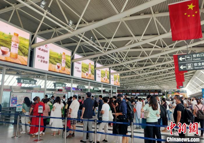三亚机场“双节”各地“绿码”畅行预计黄金周客流同比增长16.5%