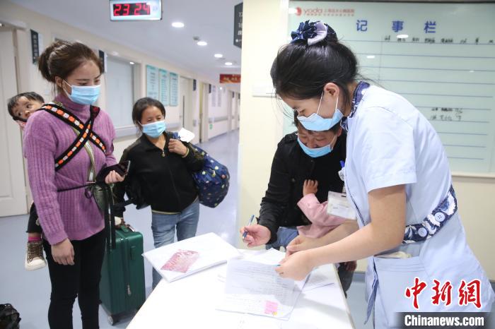 贵州六盘水贫困先心病患儿抵达上海接受个性化治疗