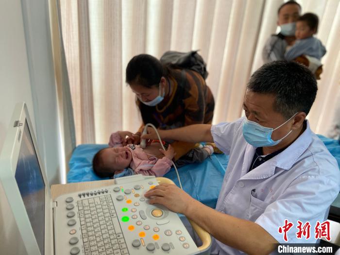 贵州六盘水贫困先心病患儿抵达上海接受个性化治疗