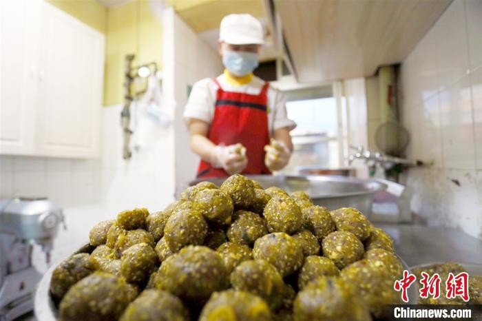 探访兰州41年手工月饼坊馅料饱满指尖传递“人情味”