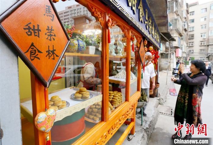 探访兰州41年手工月饼坊馅料饱满指尖传递“人情味”