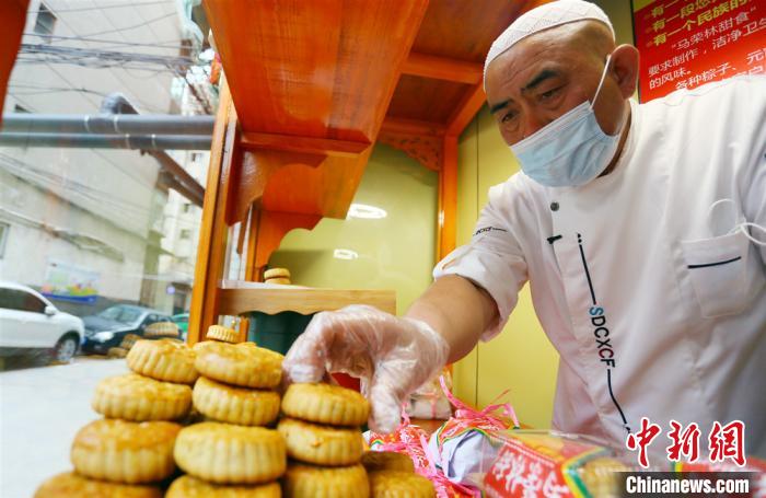 探访兰州41年手工月饼坊馅料饱满指尖传递“人情味”
