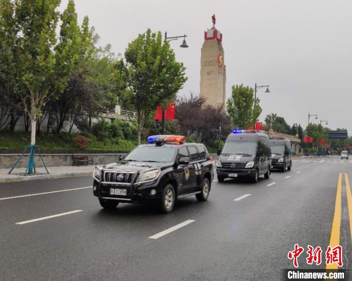 武汉每天万余警力坚守岗位保障“双节”社会治安平稳