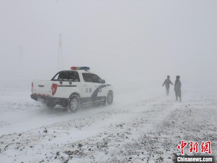 新疆哈密山区突降暴风雪致牧民被困、羊群走失民警火速救援