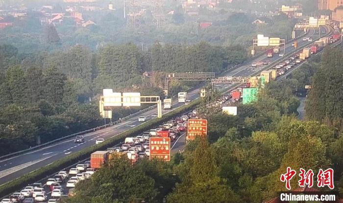 国庆假期：长三角自驾出行受捧高速大流量成常态