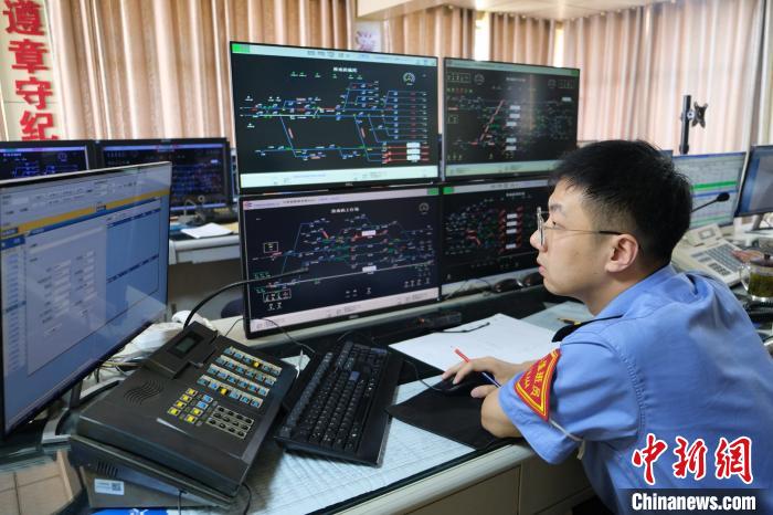 “90后”车站值班员：做好行车“指挥官”为铁路安全运输保驾护航