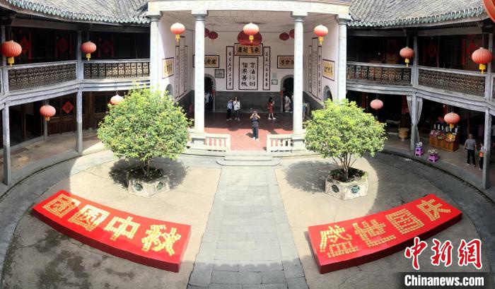 “黄金周”福建土楼迎客流高峰