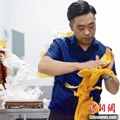 现代版“庖丁解牛”：食雕师手中显“游刃有余”